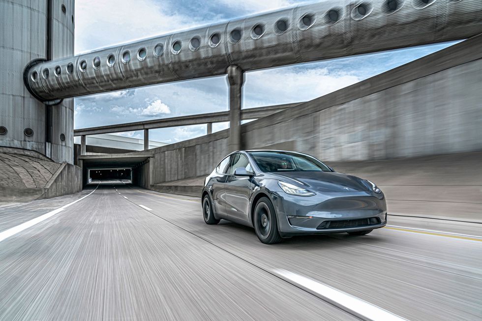 “Tesla Model Y – Banbrytande teknologi och framtidens körupplevelse”
