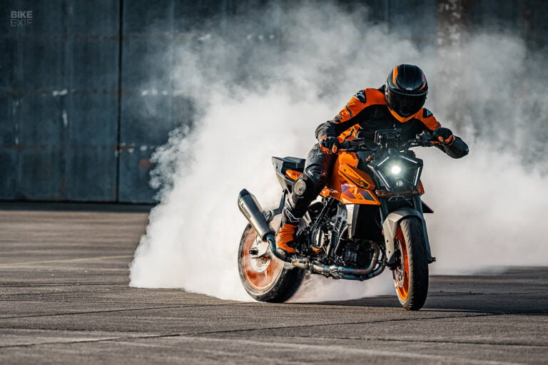 KTM DUKE 990 2024 – När Kraft och Agilitet Förenas på Två Hjul!