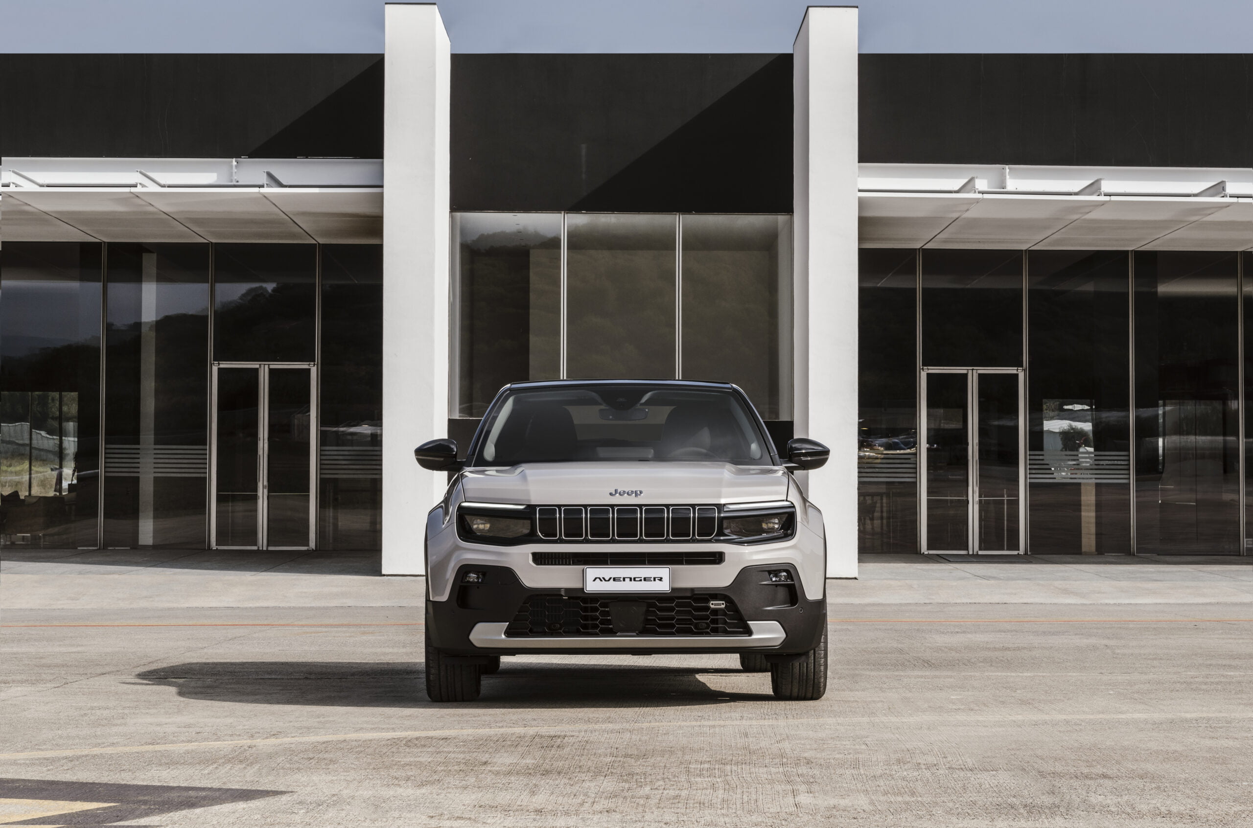 Jeep® – Revolutionerar sin Mobilitet med Avenger E-Hybrid: En Bladning av Kraft, Effektivitet och Komfort!