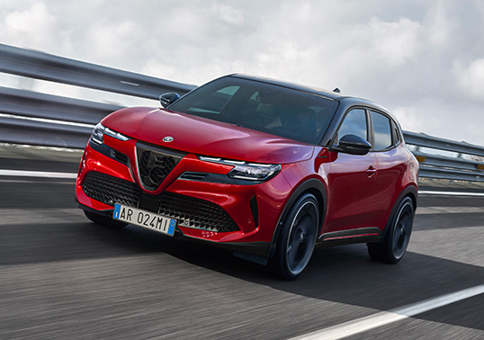 En Elektrisk Premiär för Alfa Romeo – Alfa Romeo Junior Veloce intar Scenen med 280 HK!